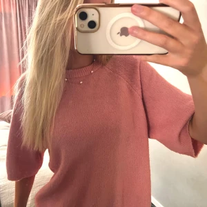 Rosa stickad tröja - Superfin rosa stickad tröja med korta ärmar och avslappnad passform. 🥰