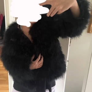 Pälsjacka - Säljer denna trendiga fuskpäls jackan perfekt till hösten!