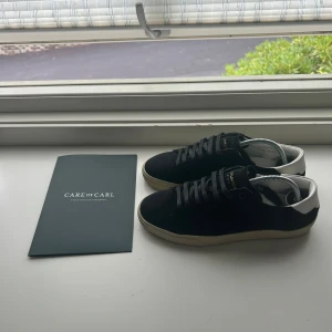 Saint Laurent Skor - Helt nya! Tvär feta och passar perfekt nu till skolstarten. Nypris ca 6000kr. Jag är osäker på äktheten, därav det lägre priset. Enligt mig är de äkta och det finns inget som jag kan se som skulle kunna tyda på att skorna skulle vara fake. Storlek 39,5 men passar också 40. Skriv för mer information!