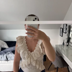 Beige spetsig blus med volang från ZARA - Priset går att diskuteras😁!