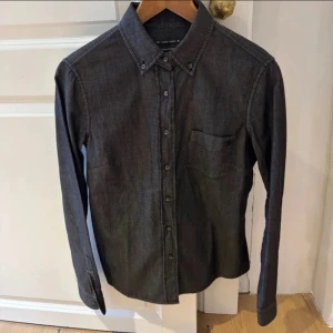 Mörkgrå skjorta Jacob Cohën S - Snygg mörkgrå jeansskjorta från Jacob Cohën med klassisk krage, bröstficka och knappar hela vägen. Skjortan är väldigt exklusiv, efterfrågad och svår att få tag på. Ny pris runt 2000kr 💸