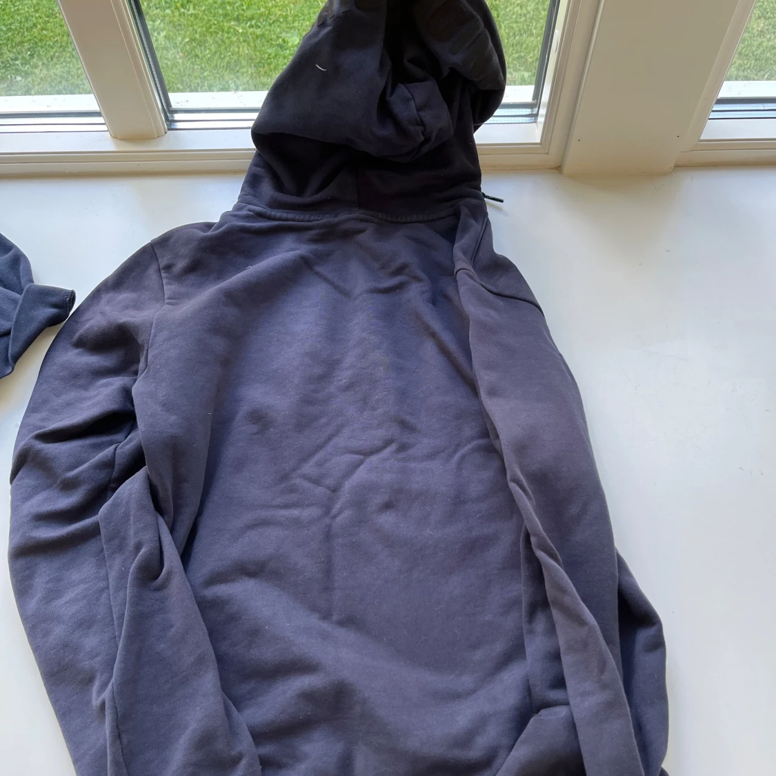 Mörkblå hoodie från Sail Racing - 1