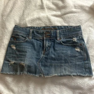 Lågmidjad jeanskjol med slitningar  - Lågmidjad jeans kjol ifrån Abercrombie&fitch i storlek s men  passar även xs💓💓💓