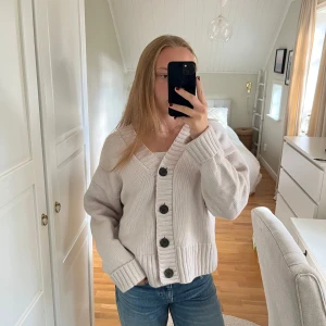 Kashmir kofta - Stickad kofta från H&M i Kashmir och ull! Strl S