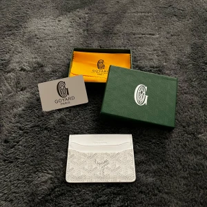 Vit korthållare från G - Säljer en riktigt snygg korthållare från G. Den är helt ny och är i färgen vit, hör av er vid funderingar!