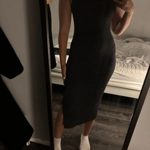 Svart klänning från Shein - Snygg svart klänning från Shein i en tight passform. Klänningen är ärmlös och har en stilren design som passar perfekt för olika tillfällen. Materialet är mjukt och bekvämt.