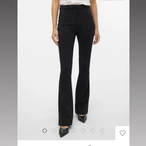 Kostymbyxor - Svarta midwaist kostymbyxor med bootcut stilen. 