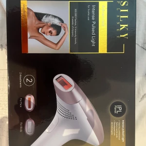 Silky Planet IPL hårborttagningslaser - Silky Planet IPL-3020 är en vit och roséguld hårborttagningslaser med två utbytbara munstycken för ansikte och kropp. Den har LCD-display, 5 intensitetsnivåer och upp till 300 000 ljuspulser. I paketet ingår skyddsglasögon, rakhyvel och laddare. Den är helt oanvänd