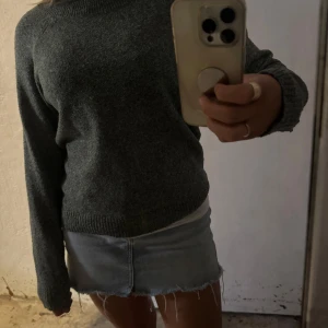 grön stickad tröja från Vero Moda - Mysig grön stickad tröja från Vero Moda med rund halsringning och ribbade muddar. Perfekt för lager-på-lager och passar till både jeans och kjol. Enkel och stilren design som funkar året runt.