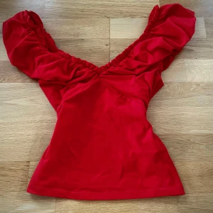 Röd offshoulder topp Holly & Whyte - Volangtopp från Holly & Whyte by Lindex. v-ringning med 93% ekologisk bomull pris kan diskuteras