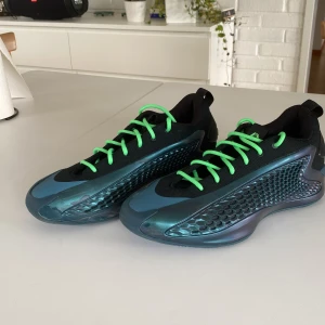 Adidas basketskor - AE1 skor. Skolåda och svarta sko snören kommer till. Använda två gånger och är i topp skick.