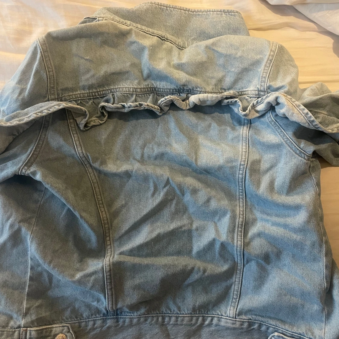 Ljusblå jeansjacka med volangdetalj - 1