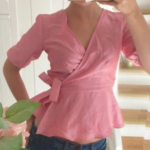 Rosa omlottopp med knyt - Rosa omlottop Stl XS-S!❣️