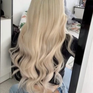 Långa blonda clip-on löshår - Säljer clip in löshår användt få gånger, 60cm och jag har inte klippt något, färgen är light ash blond (ljusaste) säljer för att jag har satt i tejp istället🥰