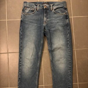 Nudie Jeans. W32 L32. Gritty Jackson - Blå Nudie Jeans. W32 L32. I modellen Gritty Jackson. Mycket bra skick.