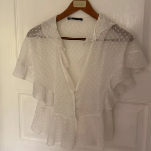 Zara blis - Jättesnyg och populär blus från Zara som är helt slutsåld och inte längre finns💕💕
