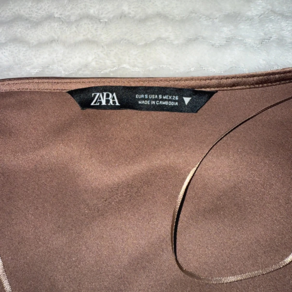 Brun omlottopp i satin från Zara - 2