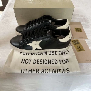Golden goose svarta - Ett par riktigt feta golden goose i storlek 43, sitter bekvämt, allt på bilderna fås med, skickar samma dag!