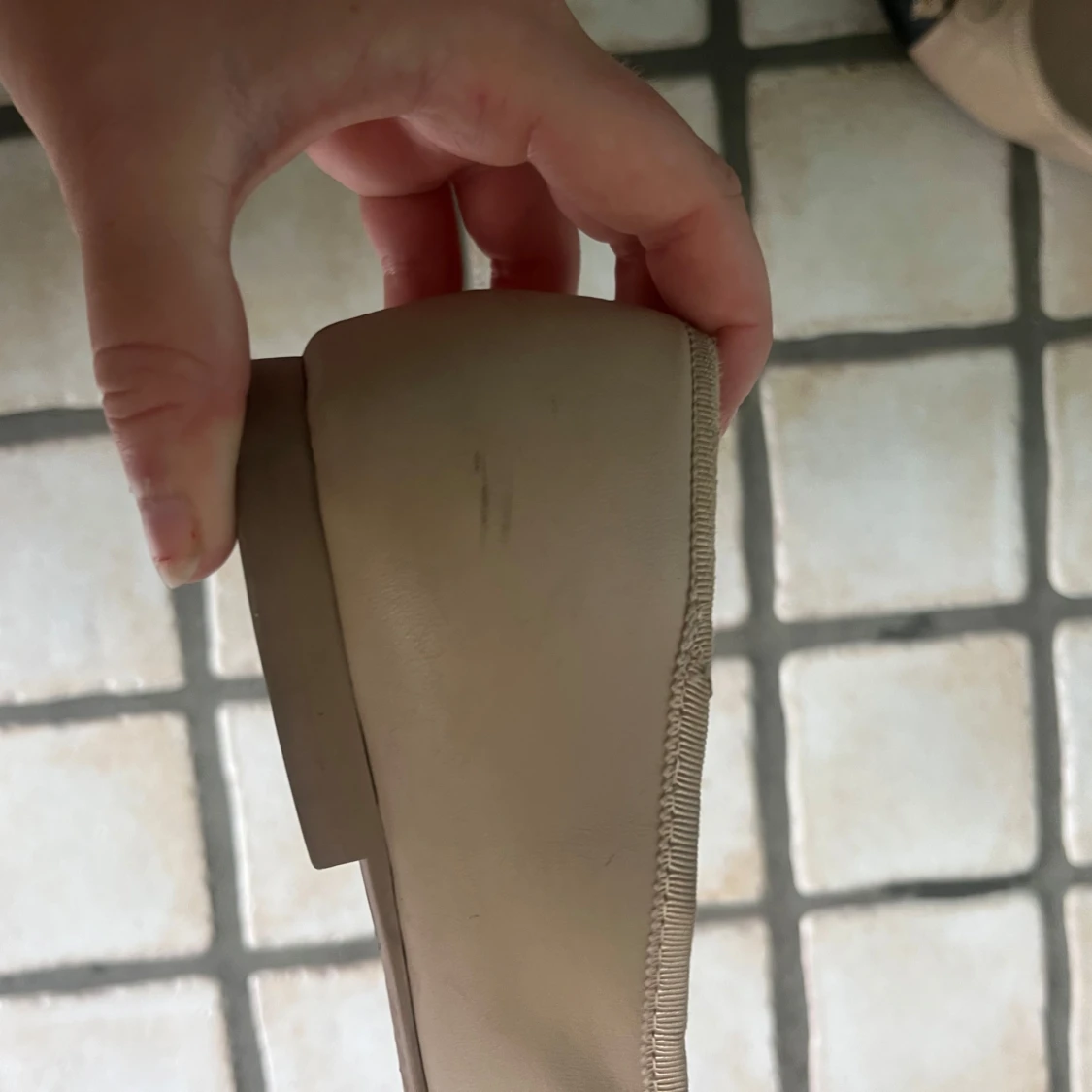 Beige ballerinaskor med svart tå - 1