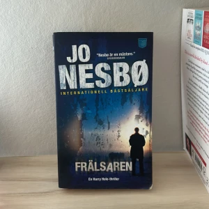 Frälsaren - En spännande Harry Hole-thriller där ett mystiskt mord mitt i Oslos julrusch leder till en intensiv jakt genom stadens vinternätter. Perfekt för dig som gillar nervkittlande deckare och vill följa en smart polis i mörka miljöer.