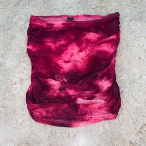 Fest topp - Rosa fest topp, kan användas som både tubtop samt minikjol. Finns ett tyg under för att ej vara genomskinlig💕 aldrig kommit till användning tyvärr