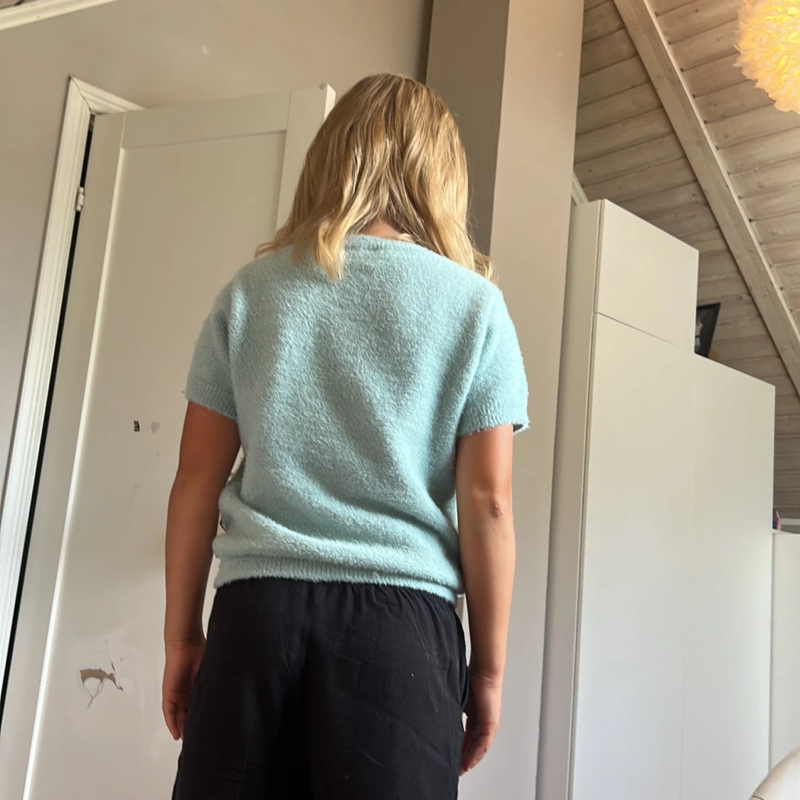 Ljusblå stickad kortärmad tröja - 1