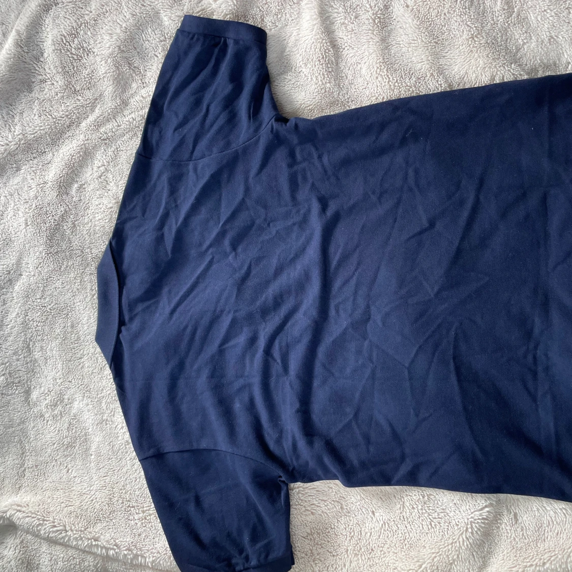 Mörkblå pikétröja från Lacoste - 4