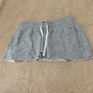 Minikjol / tubtop - Mjukiskjol från hm men fickor! (avklippta mjukisbyxor) kan även användas som tubtop💕