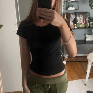 Svart kortärmad  - Svart basis tight kortärmad tröja. Mycket bra skick. Storlek Xs.
