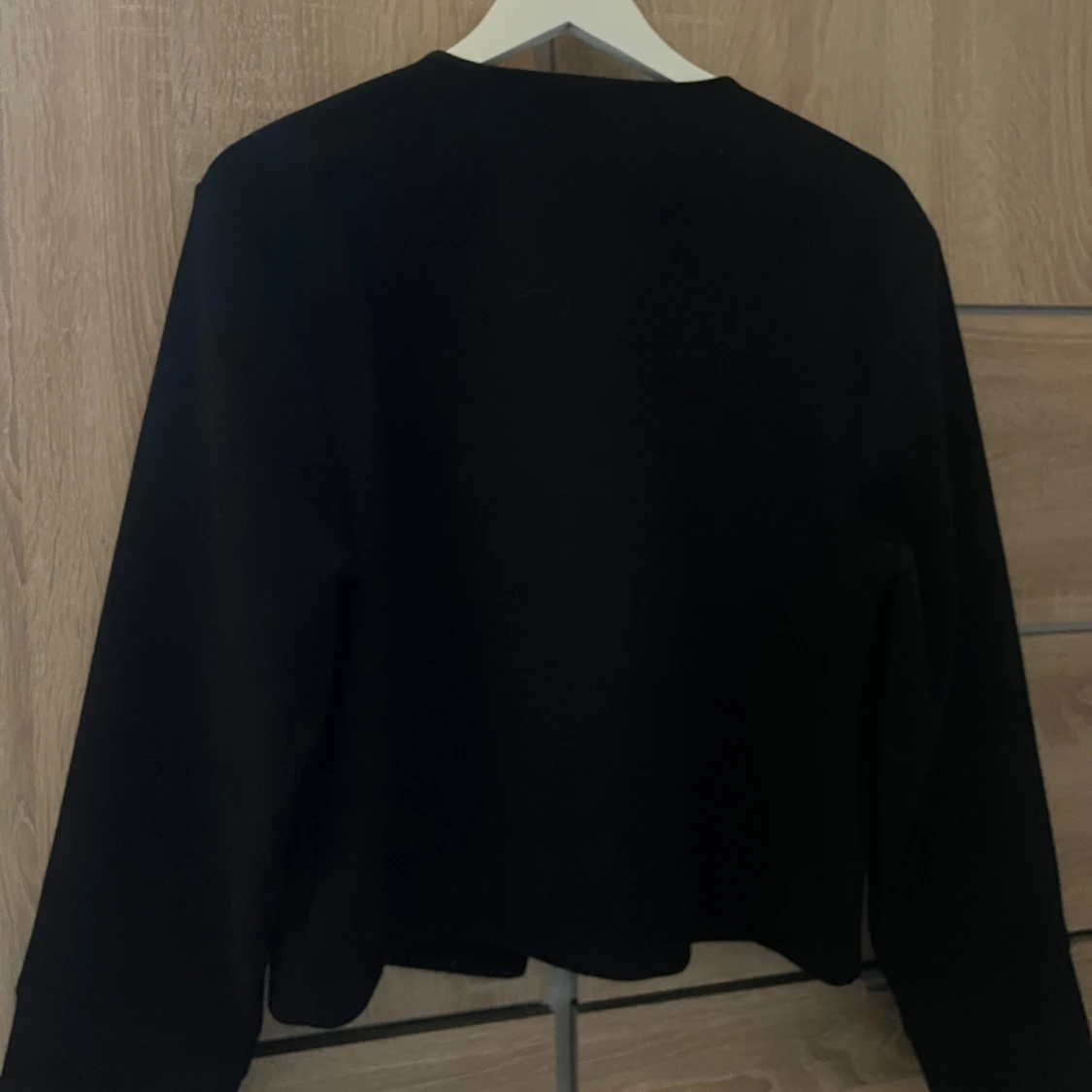 Svart croppad kappa med knapp - 3