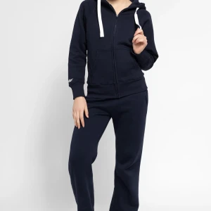 Russemerch sett  - Säljer detta Russemerch sett i färgen navy blue pga av att de ej kommer till användning. Varken byxorna eller koftan har ett hål eller en skråma. Byxorna och koftan går att köpa separat 💕