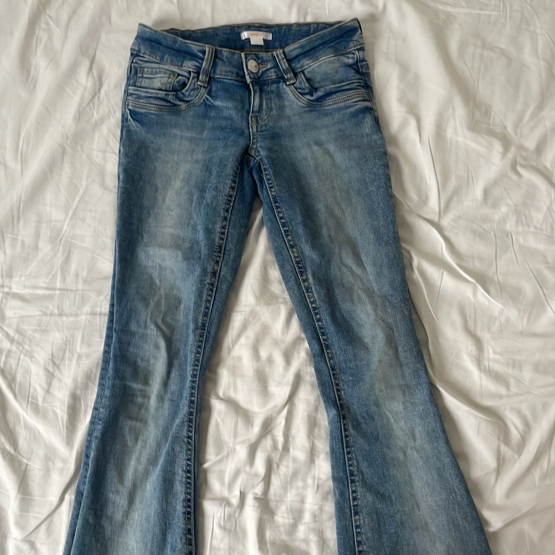 Blå bootcut jeans från Gina Tricot