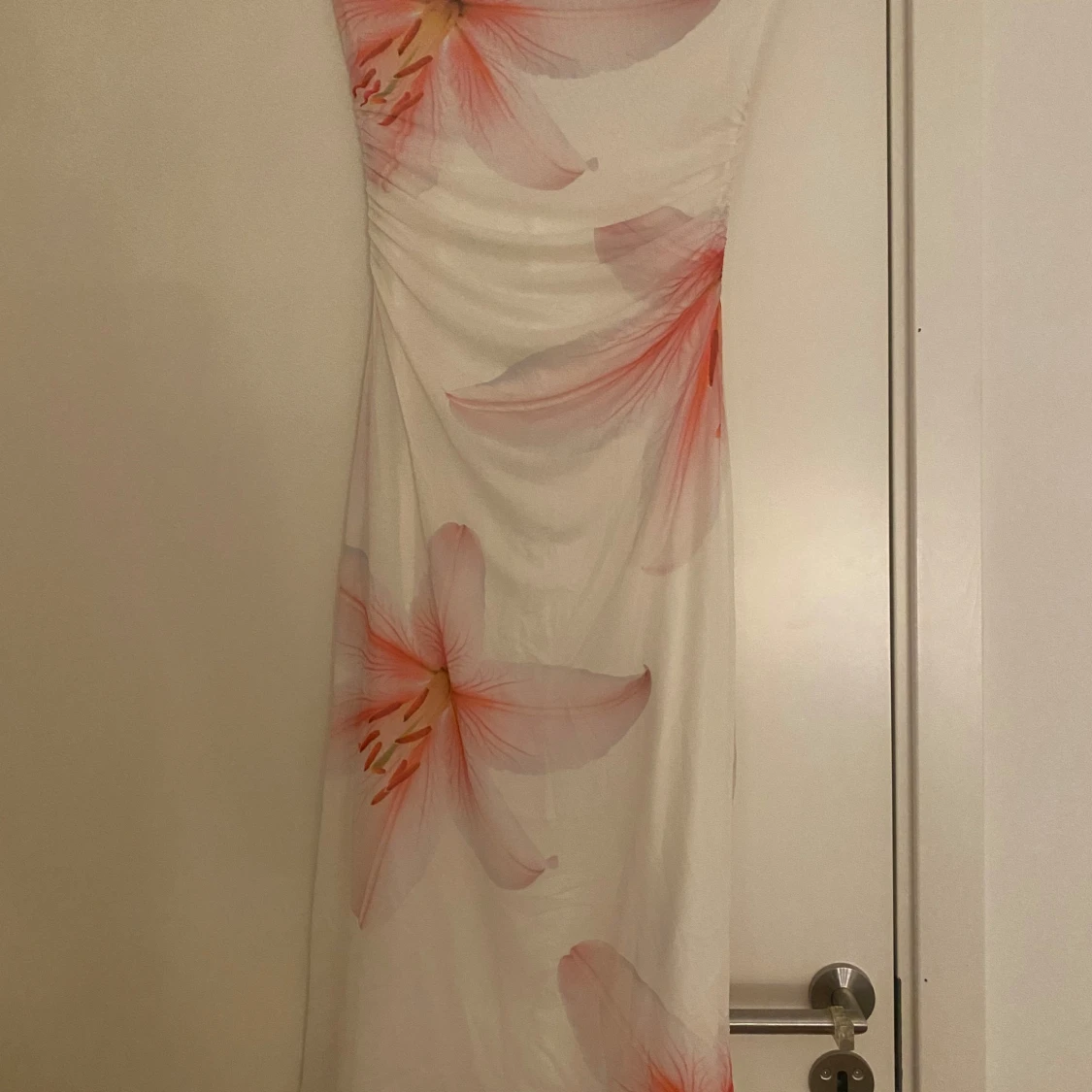 Vit blommig långklänning med scarf - 1