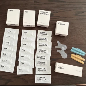 lash lift gör det hemma kit (utan lim!) - Köpte ett kit med 10 användningar men kommer inte hinna använda upp det. Därav säljer jag 7 omgångar av 10 + en extra keratin booster.  Det är ett komplett kit med lifting kuddar (går att klippa till passform för ens öga), etc. Men saknar lim, det jag fick med blev alldeles kladdig, skulle rekommendera att köpa ett valfritt franslim.   Det som ingår: 7x Step 1  7x Step 2  8x Keratin booster 2x Lifting combs  1x Silicone Rods L 1x Silicone Rods M  1x Instructions/How to use