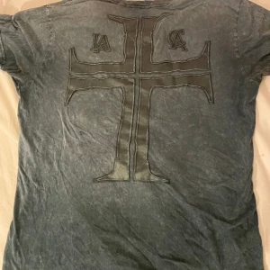 affliction t shirt - skit snygg baggy affliction t shirt, använd gärna köp nu! 😇
