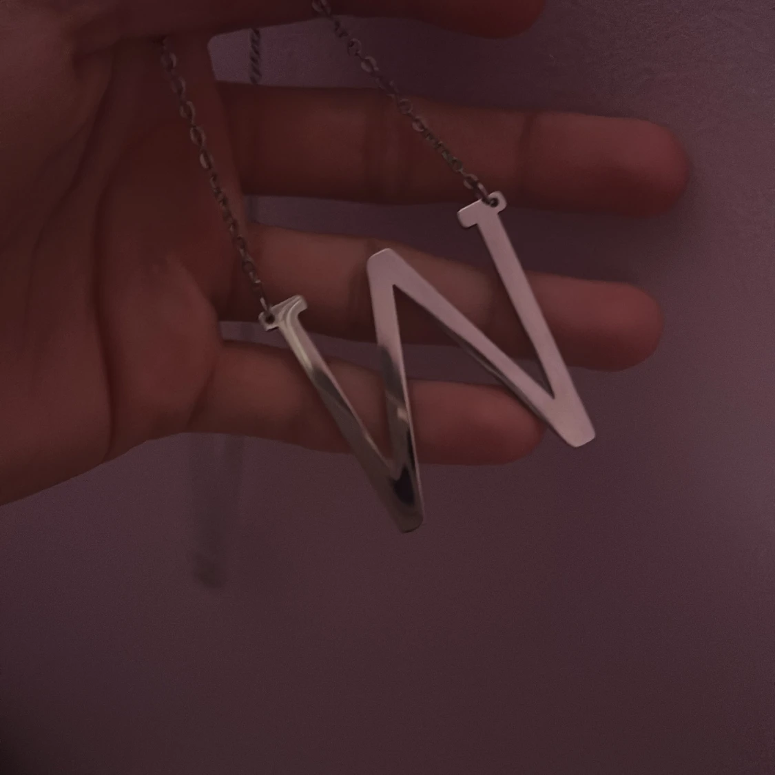 Halsband med silverfärgat W-hänge - 1
