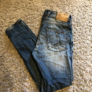 Replay Anbass blå jeans slim fit - Snygga blå Replay Anbass jeans med slim fit med snygga slitningar skicket är 9/10. Storleken är 30/32 fråga på om ni har frågor🦅🦅