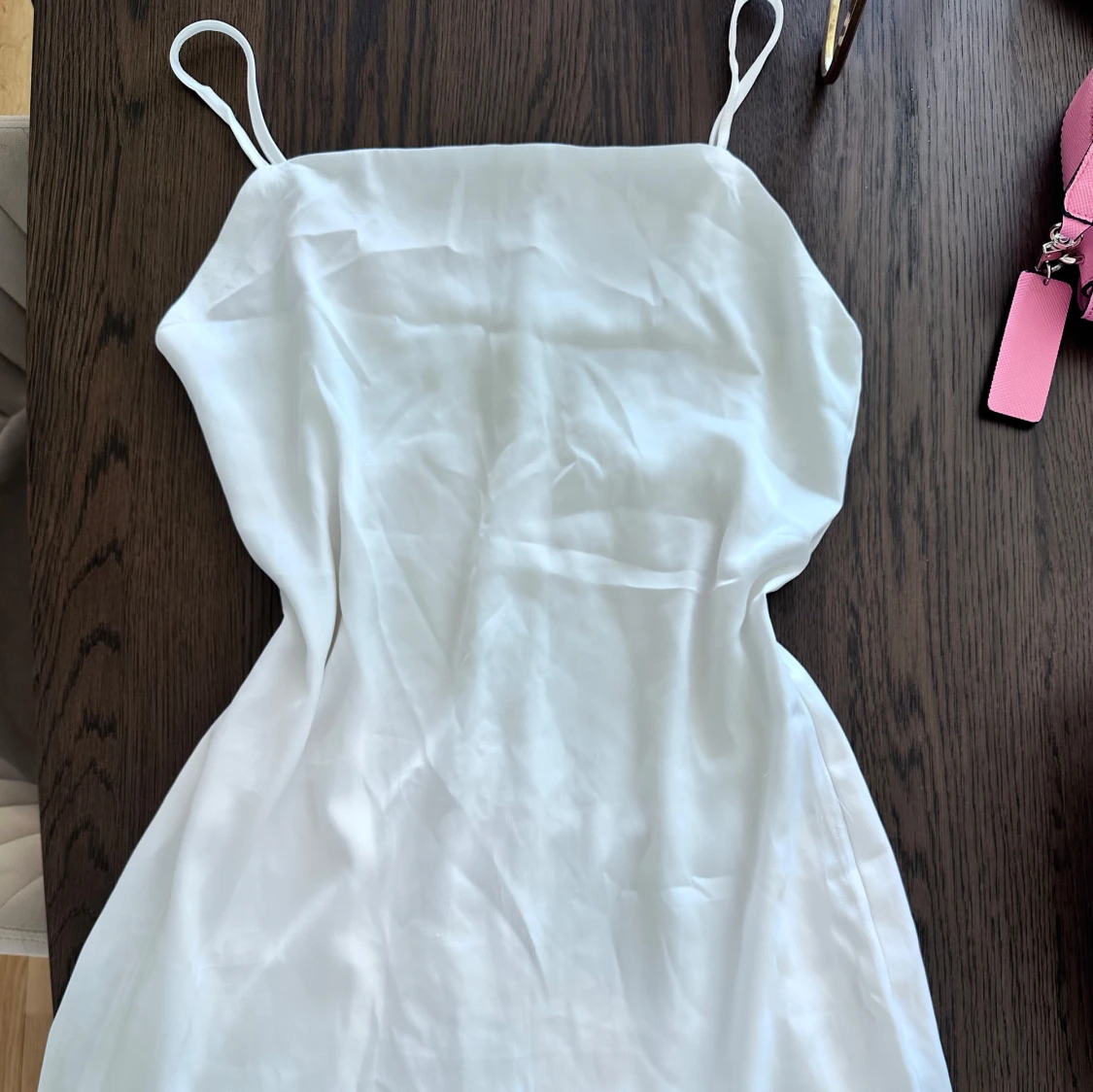 Vit somrig klänning med smala band