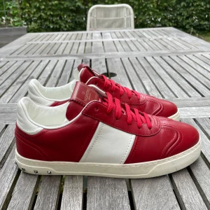 Valentino flycrew (nya) - Hej! Säljer nu dessa sjukt snygga valentino skor. Skorna är i nyskick! Vi rekommenderar att gå ner en storlek.! Hör gärna av dig vid frågor. Size 39 passar 40 