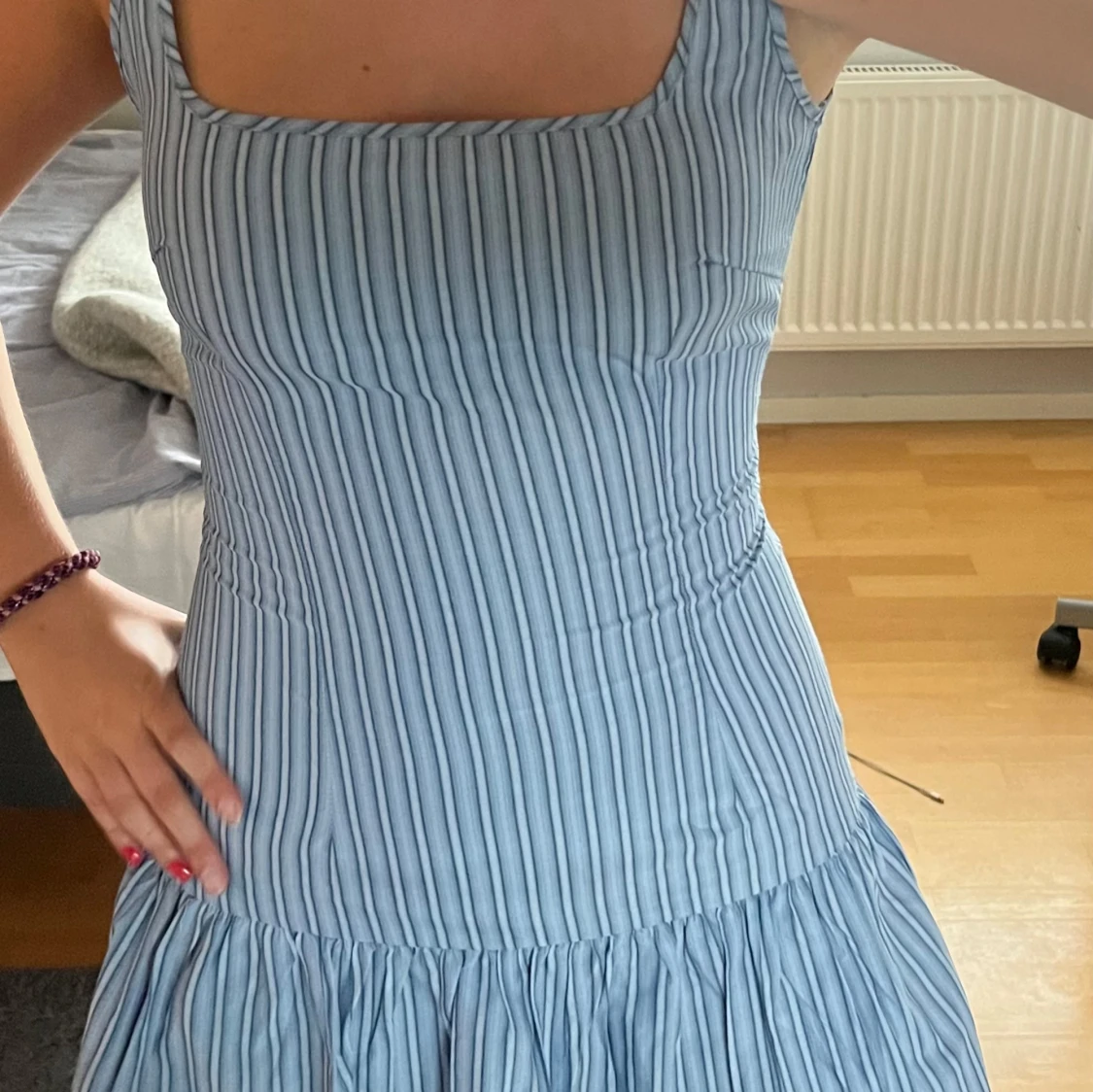 Blå- och vitrandig kort klänning PLT - 4