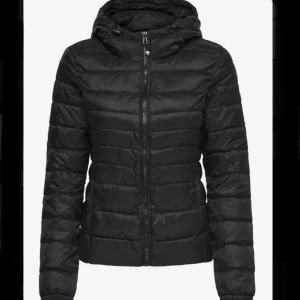 Svart pufferjacka med huva - En skön och snygg höstjacka från only. Vill bara få det sålt så priset kan diskuteras. Knappt använd och ser ut som helt ny. 