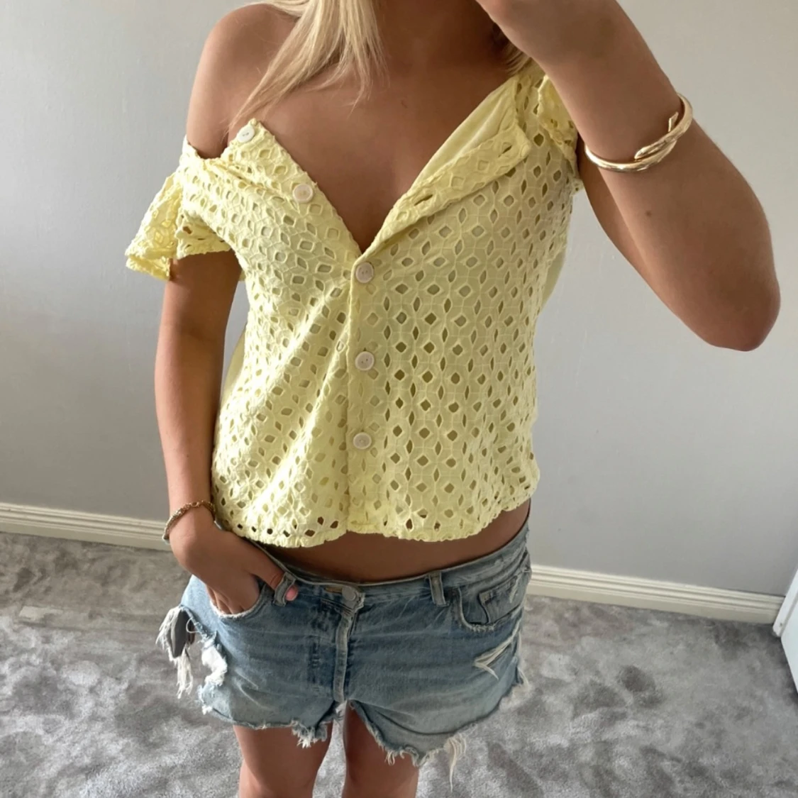 Gul blus med brodering