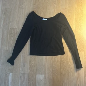 Svart långärmad topp från Lindex - En svart långärmad topp från Lindex med bred, något båtformad urringning. Ursprungspris är 249kr, säljer för 129kr.