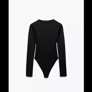 Svart långärmad body Zara - Säljer denna svarta body från Zara då den aldrig kommit till användning & har även lappar kvar, den är alltså i nyskick utan några som helst defekter. Andra bilden är mest till för att visa hur den sitter på då den svarta färgen är slutsåld på hemsidan. Den är i storlek M men sitter som en S i storleken. Nypris: 229kr💓