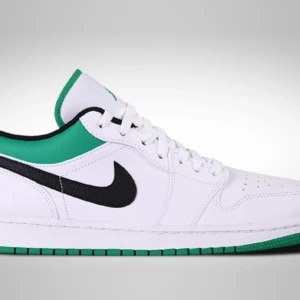 Nike Air Jordan 1 Low vit/grön - Nike Air Jordan 1 Low i vitt  med gröna och svarta detaljer. Klassisk svart swoosh, grönt foder och Air Jordan-logga broderad bak. Perforerad tåbox och vit/grön yttersula. Snygg och tidlös sneaker med lågt skaft och snörning.