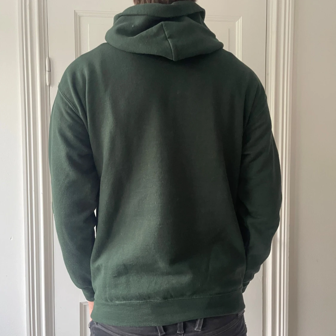 Mörkgrön hoodie ifrån Scndi med stjärntryck - 3