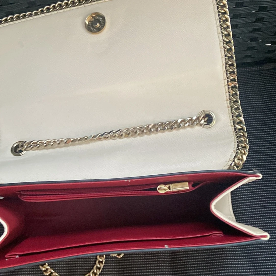 Vit axelväska med kedjedetaljer - 1