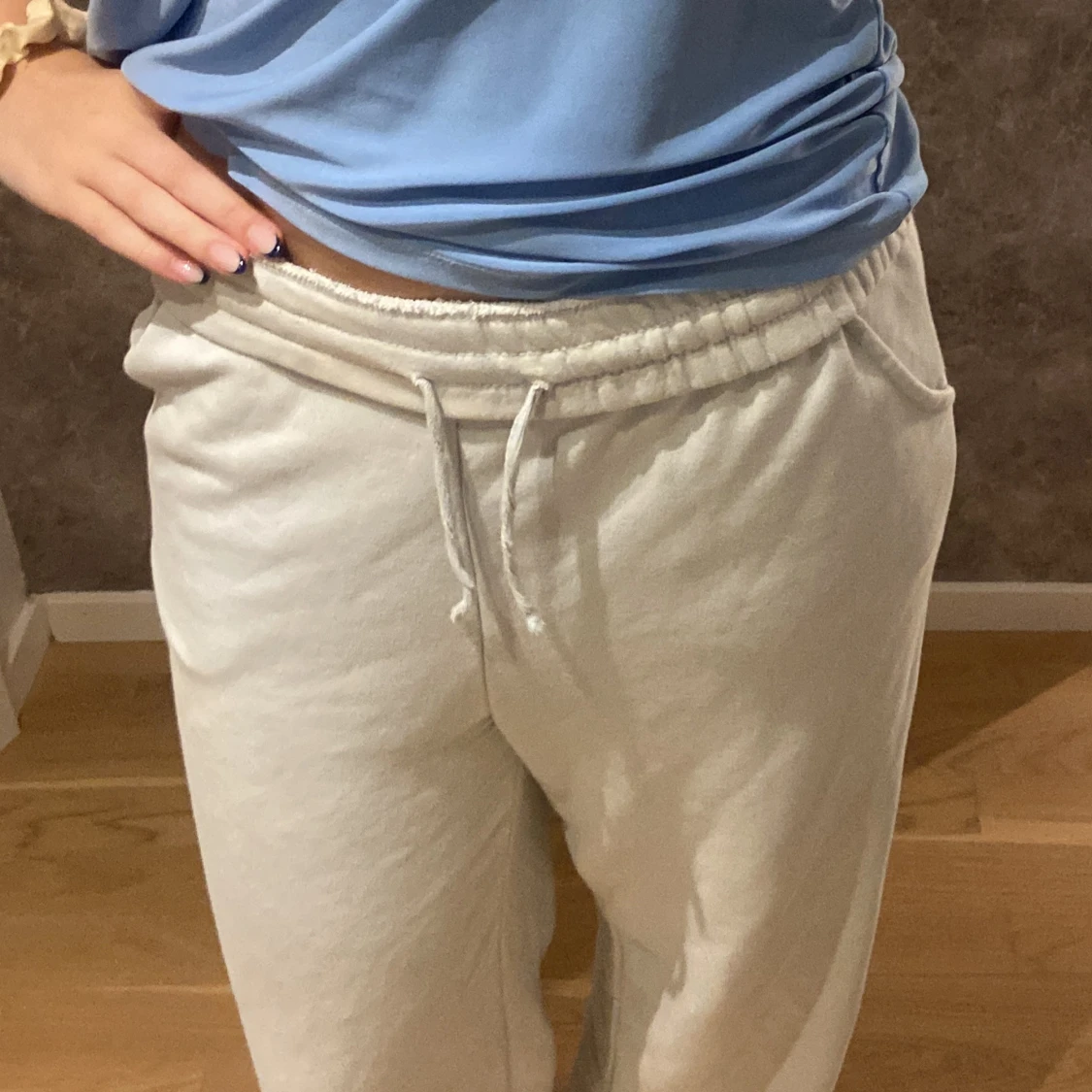 Gråa  mjukisbyxor med snörning - 1