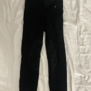 Svarta ridleggings från CRW, stl 36 - Svarta ridbyxor från CRW, Aldrig använda! Halvskodda! Pris kan diskuteras:) 