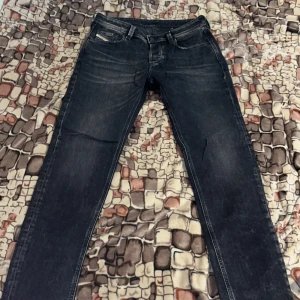 Svarta jeans från Diesel Industry - Snygga svarta jeans från Diesel Industry. Jeansen är straightlegs och är inte alls använda, kontakta mig vid intresse